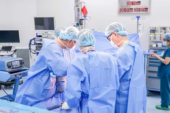 Vinmec thay khớp toàn phần cho bệnh nhân 78 tuổi bị hoại tử chỏm