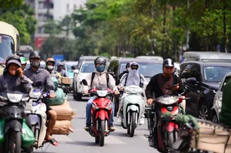 Nắng nóng và cúp điện khiến người dân Cần Thơ ngao ngán