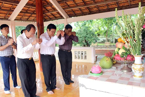 Nguyên Chủ tịch nước Trương Tấn Sang viếng Đền thờ Chủ tịch Hồ Chí Minh tại xã An Thạnh