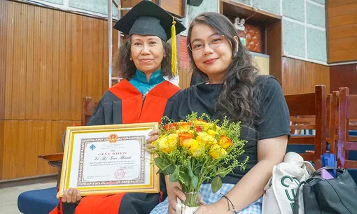Tân khoa U70 truyền cảm hứng học tập