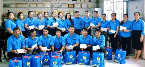 LĐLĐ TP Cần Thơ thăm, tặng quà người lao động
