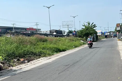 Đoạn đường dân sinh dọc đường dẫn cầu Cần Thơ đã được giặm vá