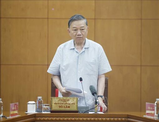 Top leader calls for development of green, sustainable, self-reliant materials industry