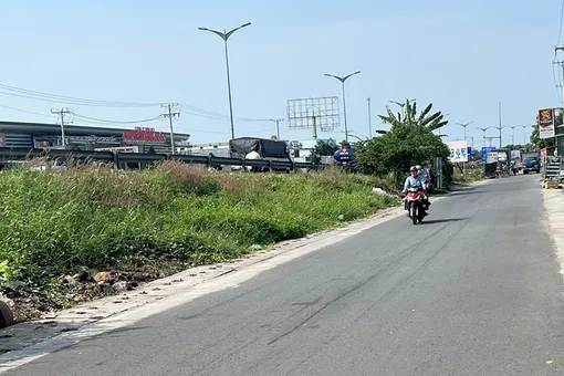 Đoạn đường dân sinh dọc đường dẫn cầu Cần Thơ đã được giặm vá