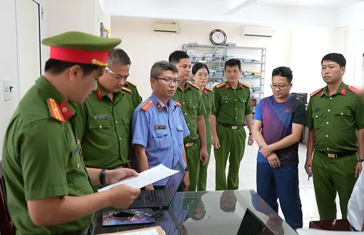 Bắt quả tang cán bộ thuế lợi dụng chức vụ, chiếm đoạt tiền doanh nghiệp