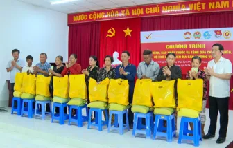 Khám bệnh, tặng quà 200 hộ nghèo, hộ có hoàn cảnh khó khăn