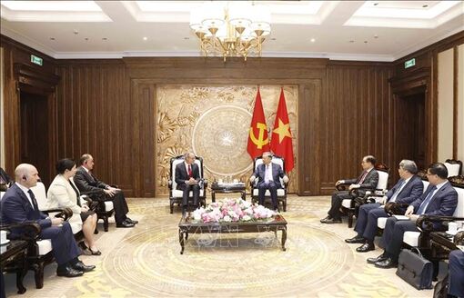Top leader pledges favourable conditions for US tech firms to invest in Vietnam