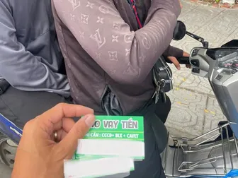 Bắt quả tang 4 đối tượng rải tờ rơi cho vay trả góp