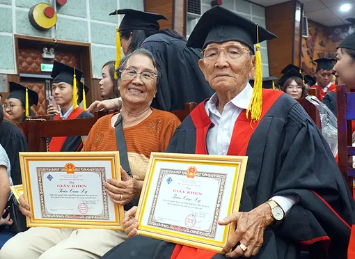 Cụ ông 82 tuổi và khát vọng học tập không ngừng nghỉ