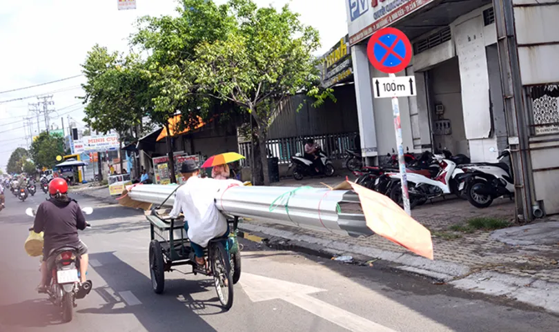Nguy hiểm từ việc chở hàng hóa cồng kềnh