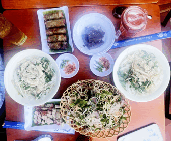 រស​ជាតិ​នំ​បញ្ចុក​ទឹក​សម្ល​ខ្មែរ នៅ​ក្បែរ​រមណី​យដ្ឋាន​ស្រះ​ស្រី