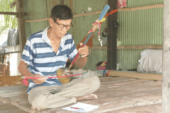 សិប្ប​ករ​ឆ្នើម​អស់​ពី​ចិត្ត​ជា​មួយ​នឹង​ភ្លេង​ប្រ​ជា​ប្រិយ​របស់​ជន​ជាតិ​