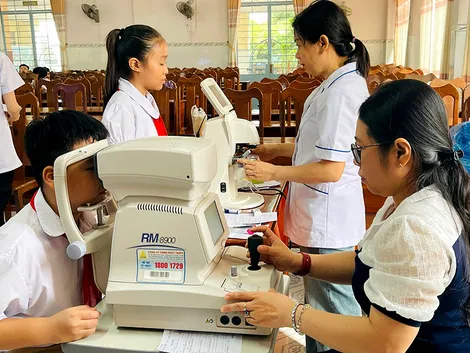 Hiểu và hành động đúng khi trẻ mắc tật khúc xạ