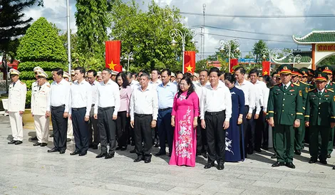 Thủ tướng Chính phủ Lê Minh Hưng viếng Nghĩa trang Liệt sĩ TP Cần Thơ