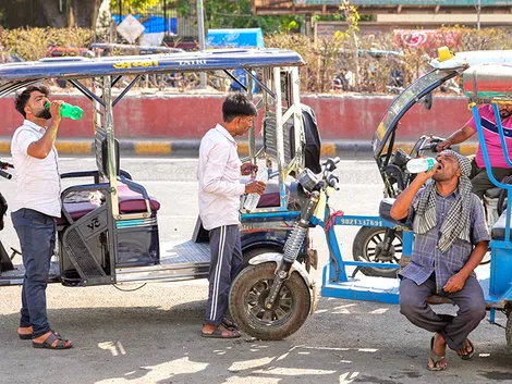 Lao động Ấn Độ kiệt sức vì nắng nóng