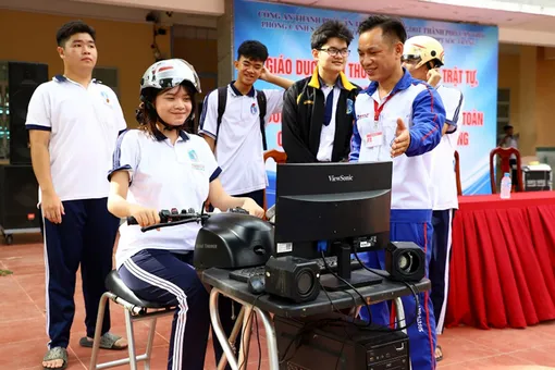 Tăng cường kiến thức pháp luật và kỹ năng lái xe an toàn cho học sinh THPT