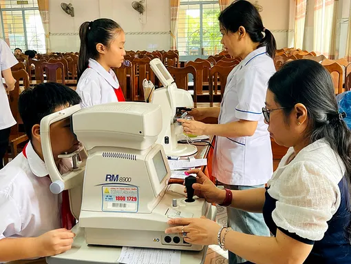 Hiểu và hành động đúng khi trẻ mắc tật khúc xạ