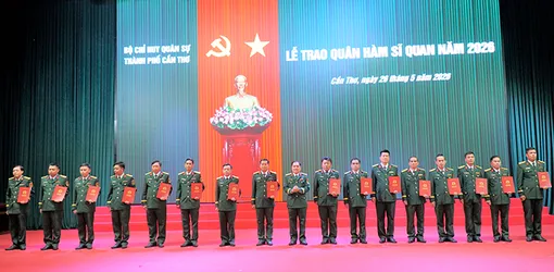 Bộ Chỉ huy Quân sự TP Cần Thơ tổ chức lễ trao quân hàm sĩ quan năm 2026