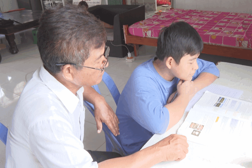 អភិ​រក្ស​ភា​សា​ជន​ជាតិ​ផ្តើម​ពី​ការ​អប់រំ​របស់​គ្រួ​សារ
