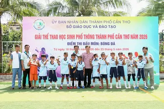Từ sân ruộng đến ngôi vô địch bóng đá học đường