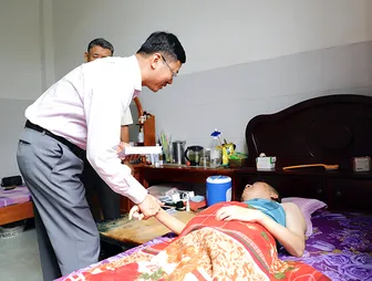Lãnh đạo Sở Nội vụ TP Cần Thơ thăm công nhân bị tai nạn lao động