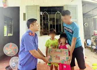 Từ phản ánh qua mã QR, 2 trẻ được cấp giấy khai sinh