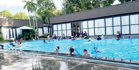 Dịch vụ hồ bơi nhộn nhịp dịp hè