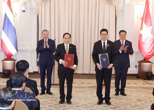 Vietnamese, Thai leaders witness exchange of cooperation agreements, launch logo marking 50-year ties