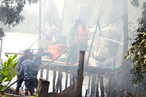 Cà Mau: Cảnh sát biển hỗ trợ dập vụ cháy thiệt hại 3 nhà dân