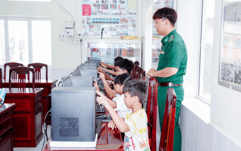 ប៉ុស្តិ៍​ការ​ពារ​ព្រំ​ដែន​វិញ​ហាយ រួម​ដំ​ណើរ​ជា​មួយ​សិស្សា​នុសិស្ស​ក្នុង​ការ​ផ្លាស់​ប្តូរ​ឌីជី​ថល