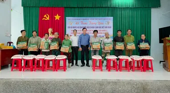 Trao tặng 300 phần quà đến hộ dân khó khăn trên địa bàn xã Mỹ Hương