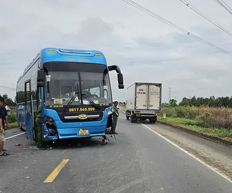Xe khách mất lái khiến 4 người thương vong