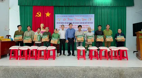 Trao tặng 300 phần quà đến hộ dân khó khăn trên địa bàn xã Mỹ Hương