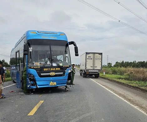 Xe khách mất lái khiến 4 người thương vong