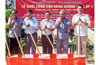 Tận tụy lo việc của dân