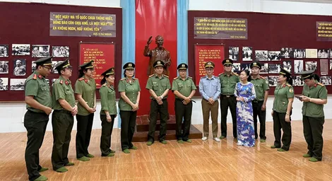 Sinh hoạt chính trị “Học tập, thực hiện Sáu điều Bác Hồ dạy Công an Nhân dân”