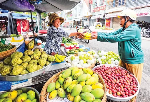 Trái cây rớt giá, sức mua yếu