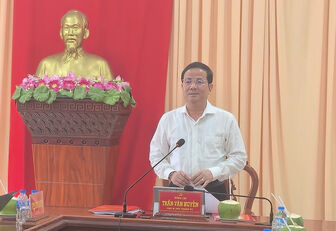 ថ្នាក់​ដឹក​នាំ​ទី​ក្រុង​ធ្វើ​ការ​ជា​មួយ​ប្រ​ចាំ​ការ​នៃ​គណៈ​កម្មា​ធិការ​បក្ស​ឃុំ សង្កាត់