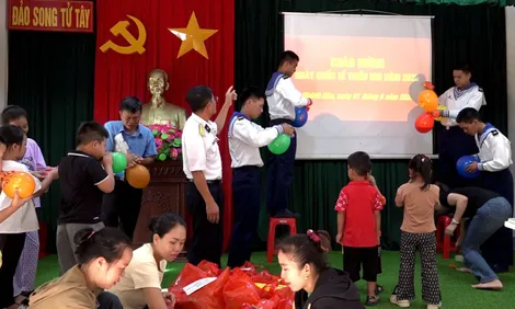 Trẻ em đặc khu Trường Sa vui ngày Quốc tế thiếu nhi 1/6