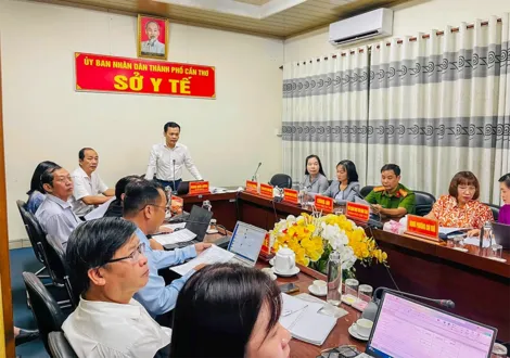Họp bàn tổ chức khám sức khỏa định kỳ, khám sàng lọc cho người dân