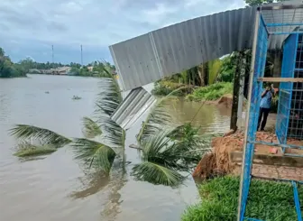 Sạt lở làm sụp 1 căn nhà tạm xuống sông