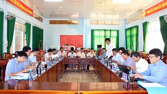 Tiến hành tháo dỡ các căn chòi vi phạm cất trên đất công tại xã Cù Lao Dung