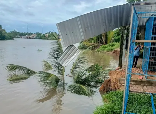 Sạt lở làm sụp 1 căn nhà tạm xuống sông