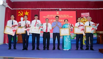 Trao tặng Huân chương Lao động cho các đồng chí nguyên lãnh đạo Viện kiểm sát nhân dân TP Cần Thơ (cũ), tỉnh Sóc Trăng (cũ) và Hậu Giang (cũ)