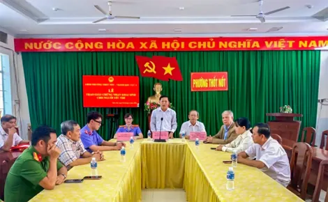 Trao giấy khai sinh và quà tặng 2 trẻ em bị bạo hành ở phường Thốt Nốt