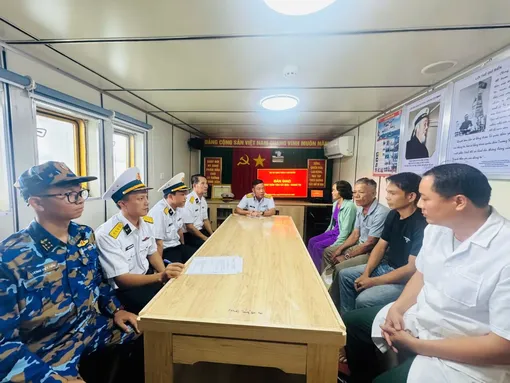 Tàu Trường Sa 20 đưa ngư dân bị bệnh từ đảo Thuyền Chài về bờ an toàn