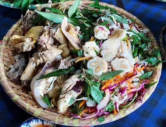 Về miệt vườn thưởng thức gỏi gà măng cụt