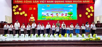 Tuyên truyền pháp luật và trao quà tặng trẻ em có hoàn cảnh khó khăn
