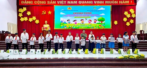Tuyên truyền pháp luật và trao quà tặng trẻ em có hoàn cảnh khó khăn