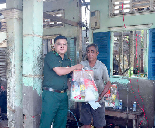 ប៉ុស្តិ៍​ការ​ពារ​ព្រំ​ដែន​ទ្រុង​ប៊ិញ ជួយ​ប្រ​ជា​ជន​ពន្លត់​អគ្គិ​ភ័យ ជម្នះ​ផល​វិបាក​